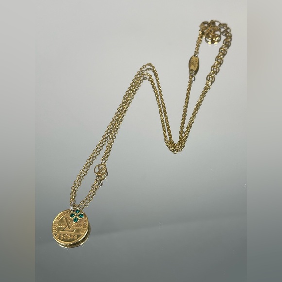 Louis Vuitton Collier Medal Miss Windsor Gold Tone Pendant Necklace - Picture 3 of 9